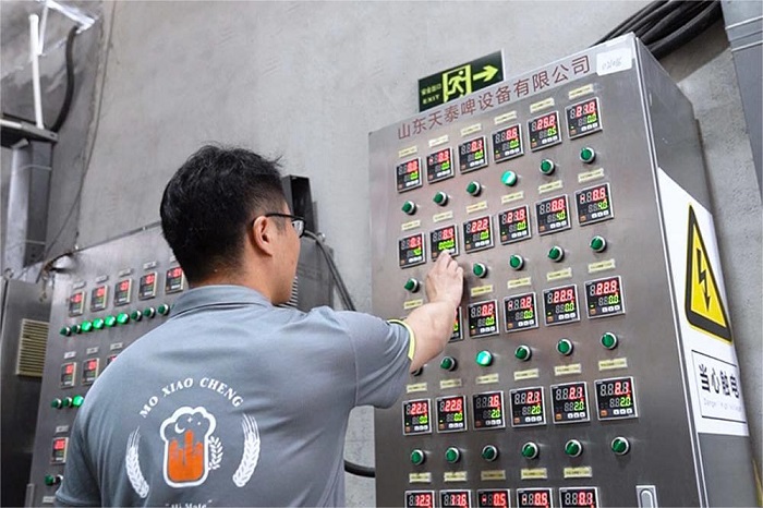 山東天泰啤酒設(shè)備-啤酒廠項目實(shí)拍圖